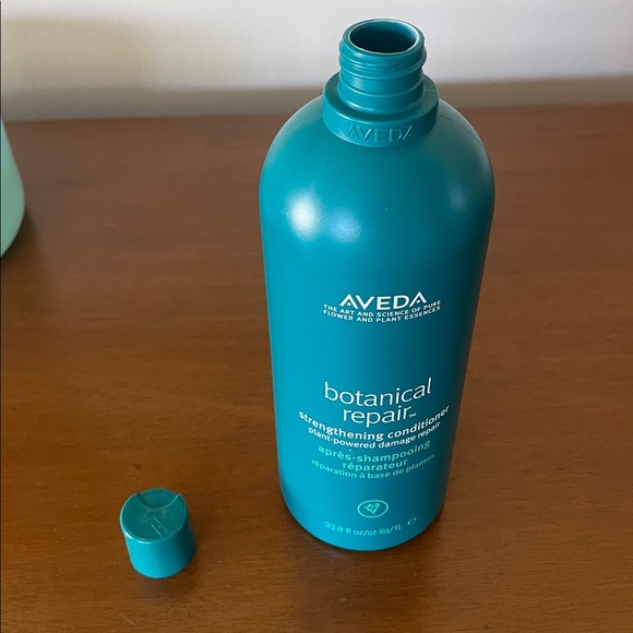 Aveda BOTANICAL REPAIR™ STRENGTHENING CONDITIONER - 1 liter - Picture 4 of 7